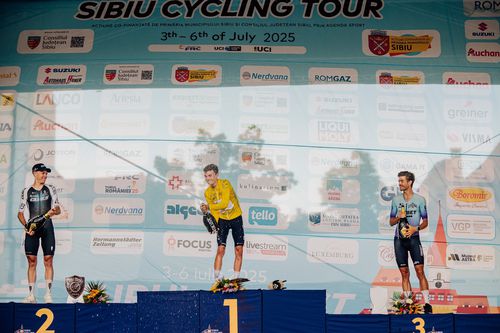 Matthew Riccitello, în galben, foto: Turul Sibiului 2025