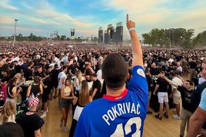 Portarul unui club de handbal din Serbia, dat afară după ce a participat la concertul unui croat asociat cu mișcarea fascistă: „Ofensează amintirea miilor de victime”