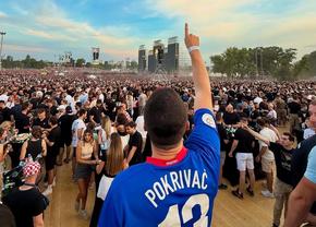 Portarul unui club de handbal din Serbia, dat afară după ce a participat la concertul unui croat asociat cu mișcarea fascistă: „Ofensează amintirea miilor de victime”