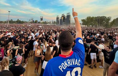 Portarul unui club de handbal din Serbia, dat afară după ce a participat la concertul unui croat asociat cu mișcarea fascistă: „Ofensează amintirea miilor de victime”