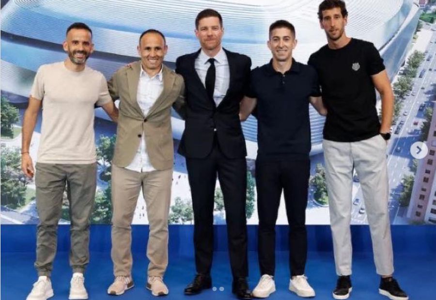 Ismael Camenforte (primul din stânga) și noul staff tehnic al lui Xabi Alonso la Real Madrid / Foto: Imago Cine este asistentul-minune al lui Xabi Alonso la Real Madrid! Și-a făcut ucenicia în România: „Era profesonist excelent! Ca prin farmec am scăpat de accidentări!”