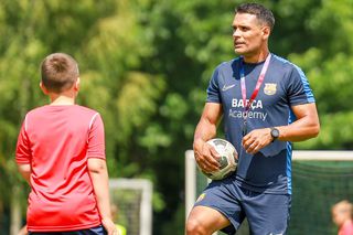 Metoda omizii și refuzul vaccinării » Dedesubturile transferului anunțat cu fast în România: „A lucrat la FC Barcelona”