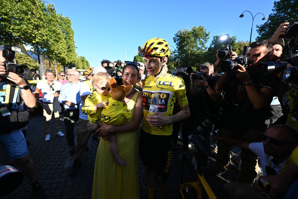 Dublul câștigător al Turului Franței, „aruncat” de soția lui în controversa momentului în ciclism: „Echipa îl împinge prea mult acum”