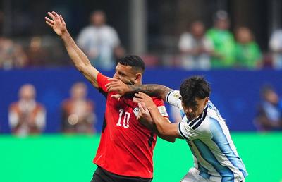 VAR a greșit? Fost arbitru FIFA contestă decizia care putea schimba soarta meciului Argentina - Egipt