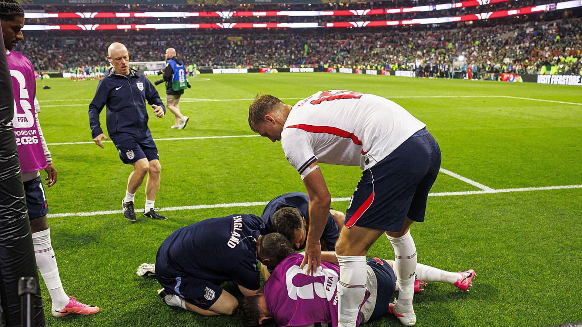 Jordan Henderson cu mâna stângă imobilizată după fractură încheietură, pregătit pentru operație sportivă la spital în Mexico City | sursa foto: Gazeta Sporturilor Jordan Henderson cu mâna stângă imobilizată după fractură încheietură, pregătit pentru operație sportivă la spital în Mexico City | sursa foto: Gazeta Sporturilor