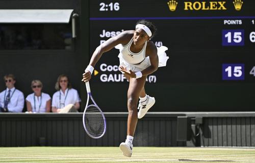 Coco Gauff (22 de ani, 7 WTA) a învins-o pe Jessica Pegula (32 de ani, 4 WTA), scor 4-6, 6-3, 6-3, și s-a calificat pentru prima dată în semifinale la Wimbledon.