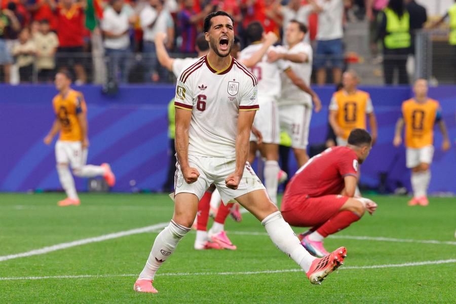 Mikel Merino celebrează golul victoriei în Portugalia - Spania 0-1 / Foto: Imago Nu-l amestecați pe Messi cu urâtul! Spania face catenaccio de modă nouă, iar Anglia a ajuns la vorba cu boul și căpăstrul a lui Adrian Porumboiu » 6 concluzii după optimi
