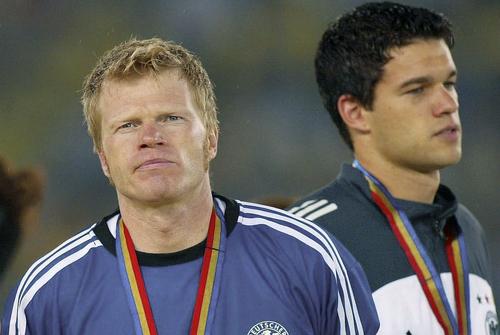 Oliver Kahn și Michael Ballack, cu medaliile de argint după finala Mondialului din 2002 // foto: Guliver/gettyimages