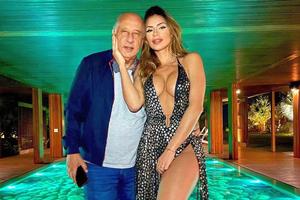 Fostul președinte se iubește cu o artistă mai tânără cu 53 ani: „Nu-mi pasă! Sunt foarte iubită și mă simt fericită”