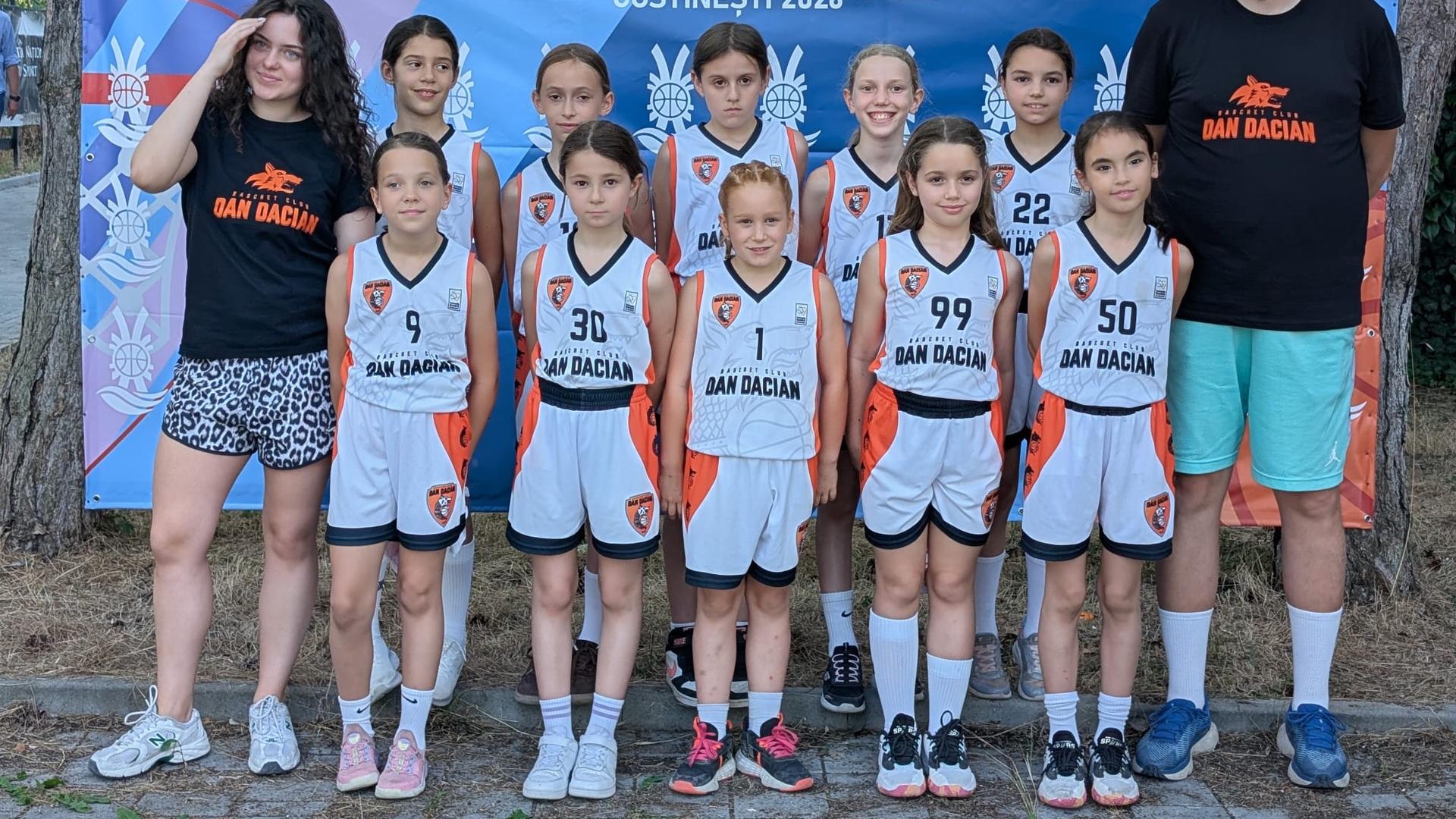 Echipa generația 2017 baschet feminin sărbătorind performanța sezon 2025-2026 sub îndrumarea antrenorului Valentin Bala pe terenul de joc. | sursa foto: Gazeta Sporturilor