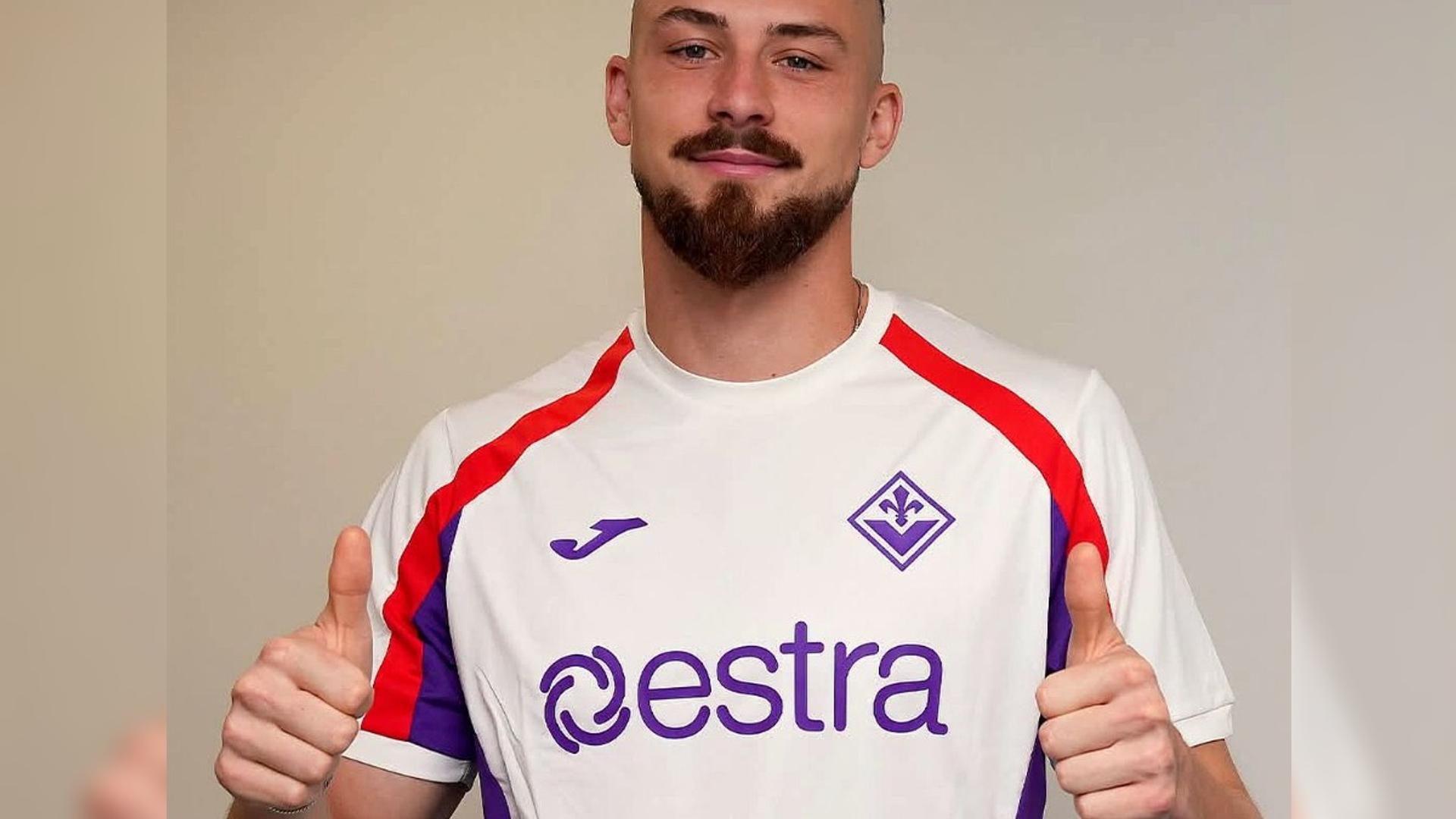 Radu Drăgușin în tricoul Fiorentinei, prezentat oficial după transferul de la Tottenham, în fața stadionului din Florența. | sursa foto: Gazeta Sporturilor