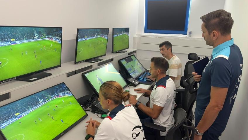 O noutate importantă anunțată de Federația Română de Fotbal este implementarea unui HUB VAR centralizat la Centrul Național de Fotbal Mogoșoaia.
