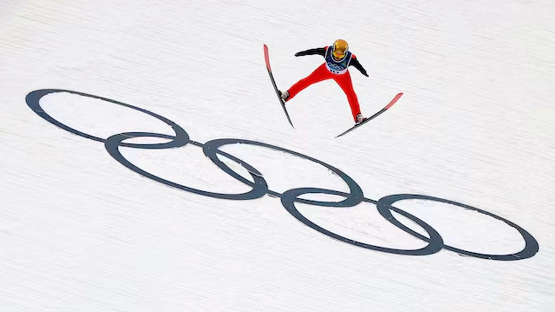 Atlet de combinata nordică în aer la săritura cu schiurile, competiție tradițională la Jocurile Olimpice Iarnă, înainte de înlocuirea cu schiul în stil liber. | sursa foto: Gazeta Sporturilor