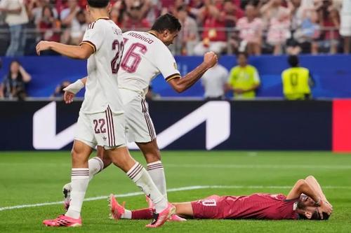 Rodri se bucură cu pumnul ridicat, Bernardo Silva e distrus, la pământ