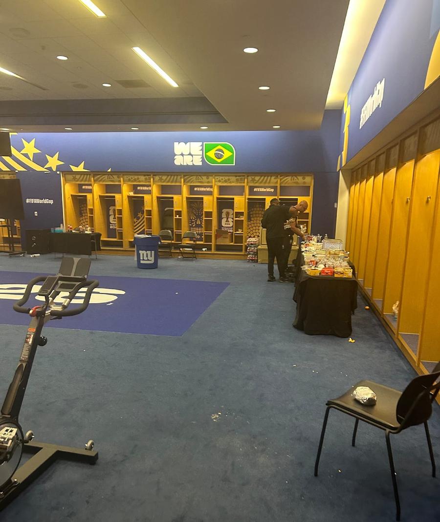 Vestiarul Braziliei, după meciul cu Norvegia (1-2) / Foto: Bild Notițele lui confirmă! Jurnaliștii de la Bild au găsit planul lui Carlo Ancelotti în vestiarul Braziliei