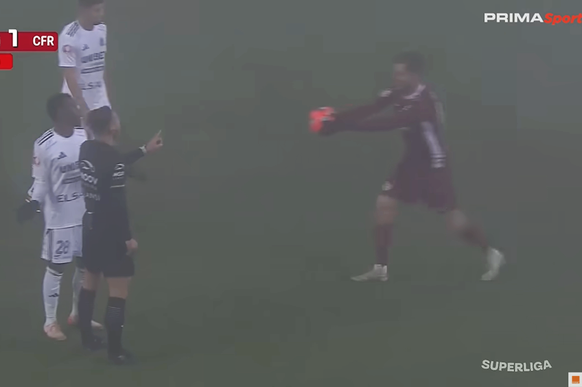 Momentul în care Djokovic îl provoacă pe arbitrul Colțescu să-i acorde cartonașul galben Foto: Captură foto