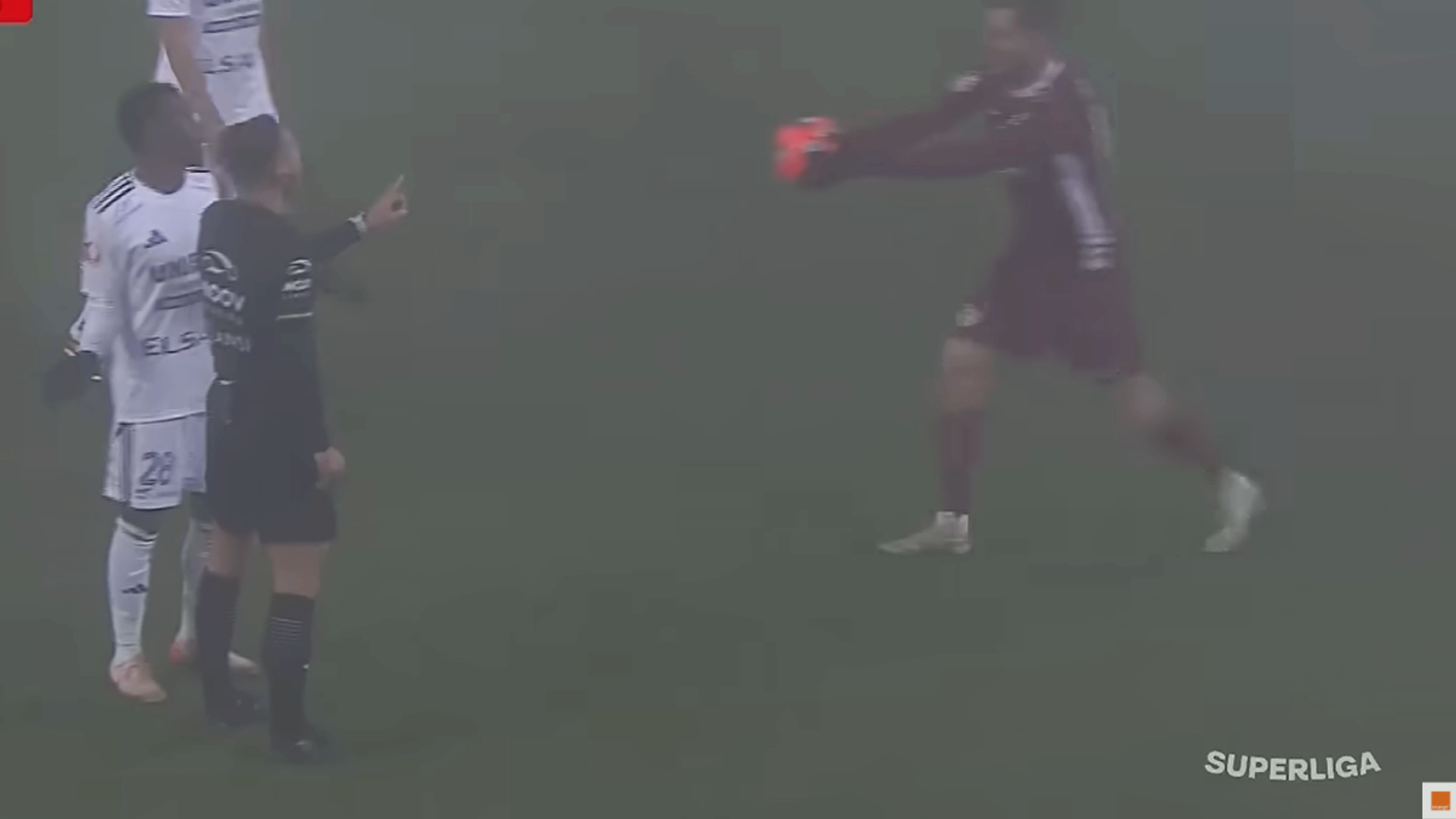 Damjan Djokovic primind cartonaș galben în meciul CFR Cluj - FC Botoșani, parte din ancheta pariuri și cartonașe galbene intenționate, sume pariate meciuri suspecte | sursa foto: Gazeta Sporturilor