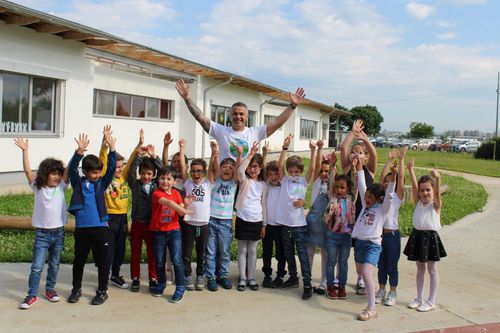 Mihai Badea, împreună cu copiii care vor beneficia de fondurile strânse