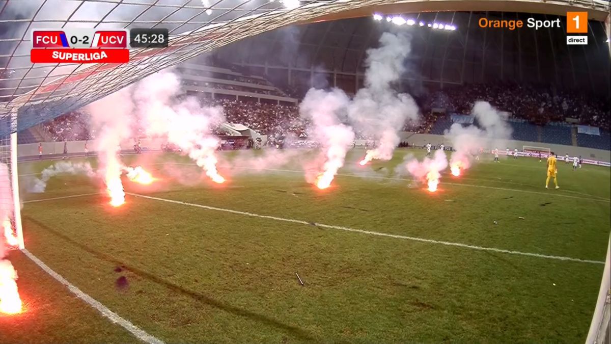 FOTO Întrerupere în FCU Craiova - CSU Craiova cauzată de torțele aruncate de fanii gazdelor