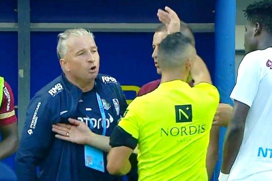 Chindia Târgoviște a pierdut acasă cu CFR Cluj, scor 0-2, în etapa a patra din Liga 1. Dan Petrescu (54 de ani), antrenorul „feroviarilor”, a rostit cuvinte grele în direcția brigăzii conduse de Iulian Călin.