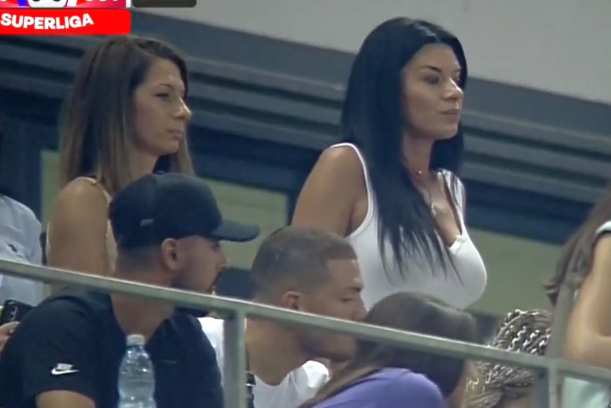 FOTO Ramona, soția lui Marius Croitoru, și sora ei, în tribune la FCU Craiova - CSU Craiova 07.08.2022