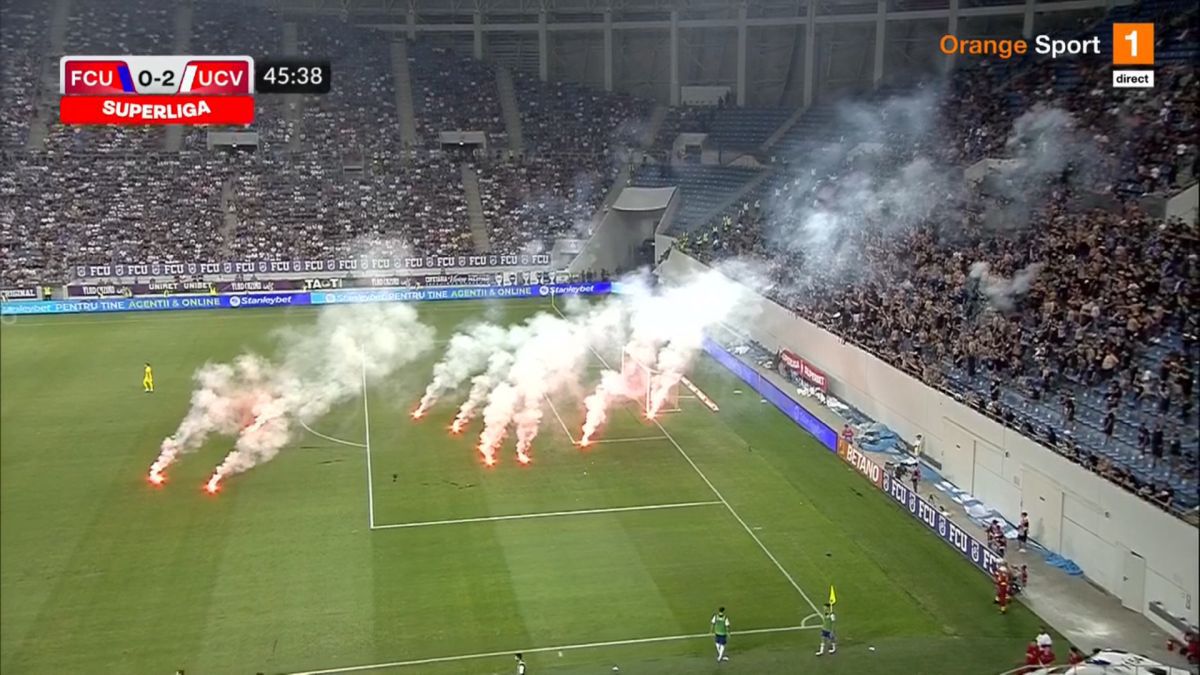 FOTO Întrerupere în FCU Craiova - CSU Craiova cauzată de torțele aruncate de fanii gazdelor