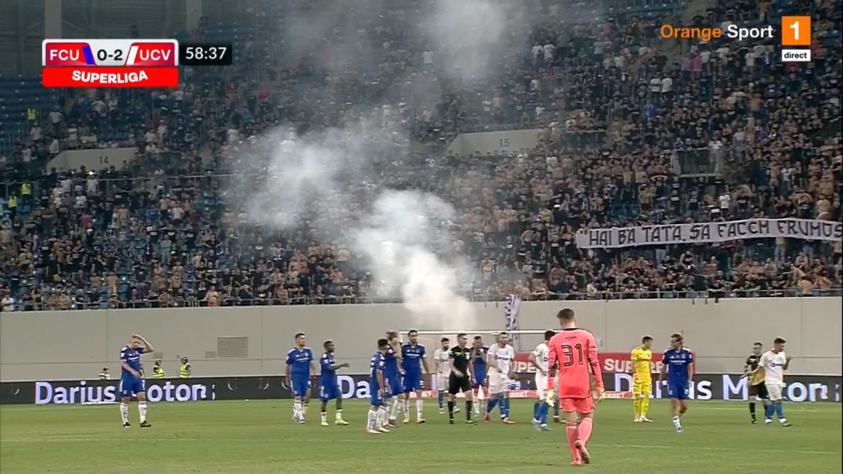 FOTO Întrerupere în FCU Craiova - CSU Craiova cauzată de torțele aruncate de fanii gazdelor