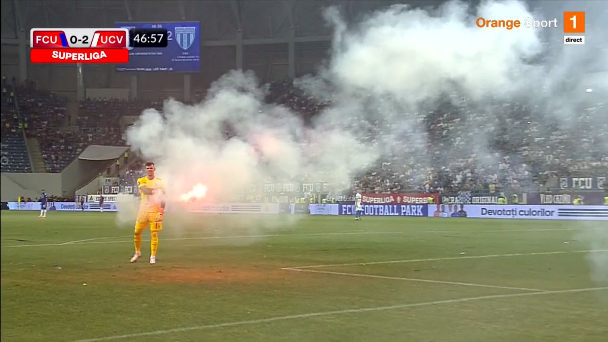 FOTO Întrerupere în FCU Craiova - CSU Craiova cauzată de torțele aruncate de fanii gazdelor