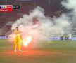 FOTO Întrerupere în FCU Craiova - CSU Craiova cauzată de torțele aruncate de fanii gazdelor