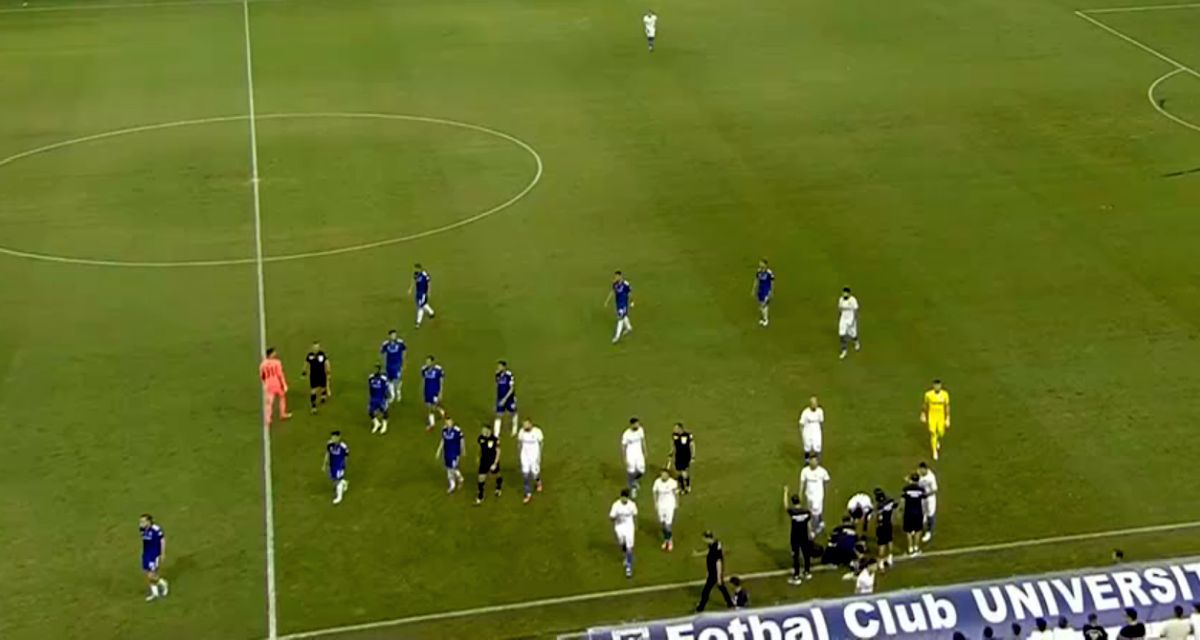 FOTO Întrerupere în FCU Craiova - CSU Craiova cauzată de torțele aruncate de fanii gazdelor