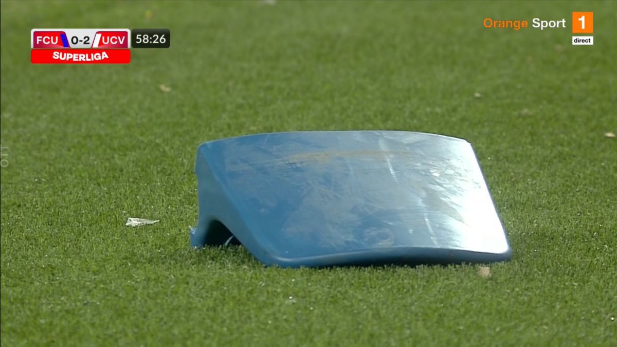 FOTO Întrerupere în FCU Craiova - CSU Craiova cauzată de torțele aruncate de fanii gazdelor