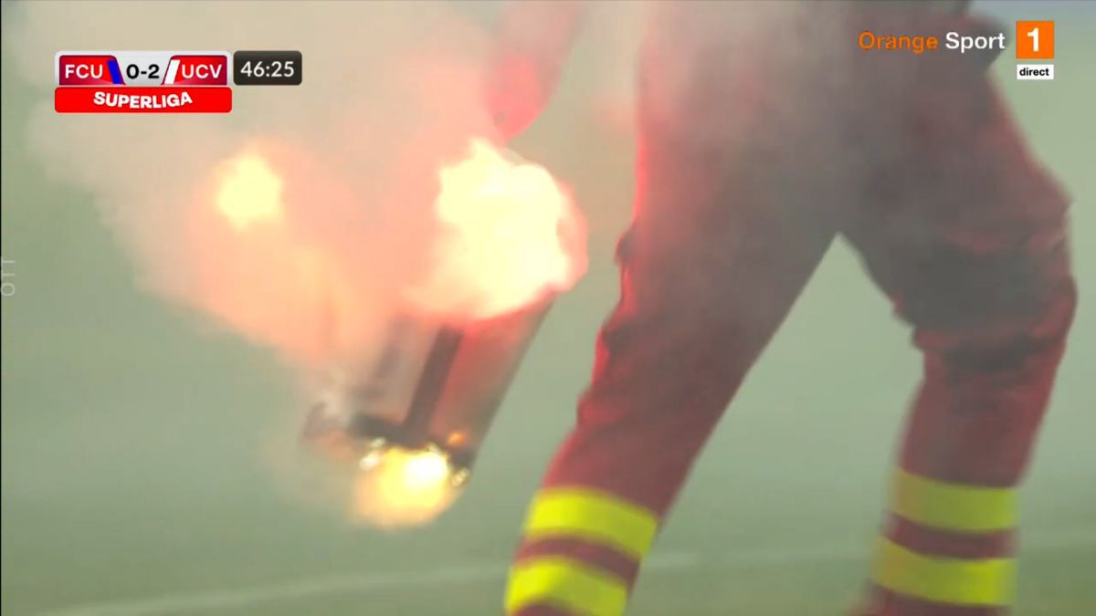 FOTO Întrerupere în FCU Craiova - CSU Craiova cauzată de torțele aruncate de fanii gazdelor
