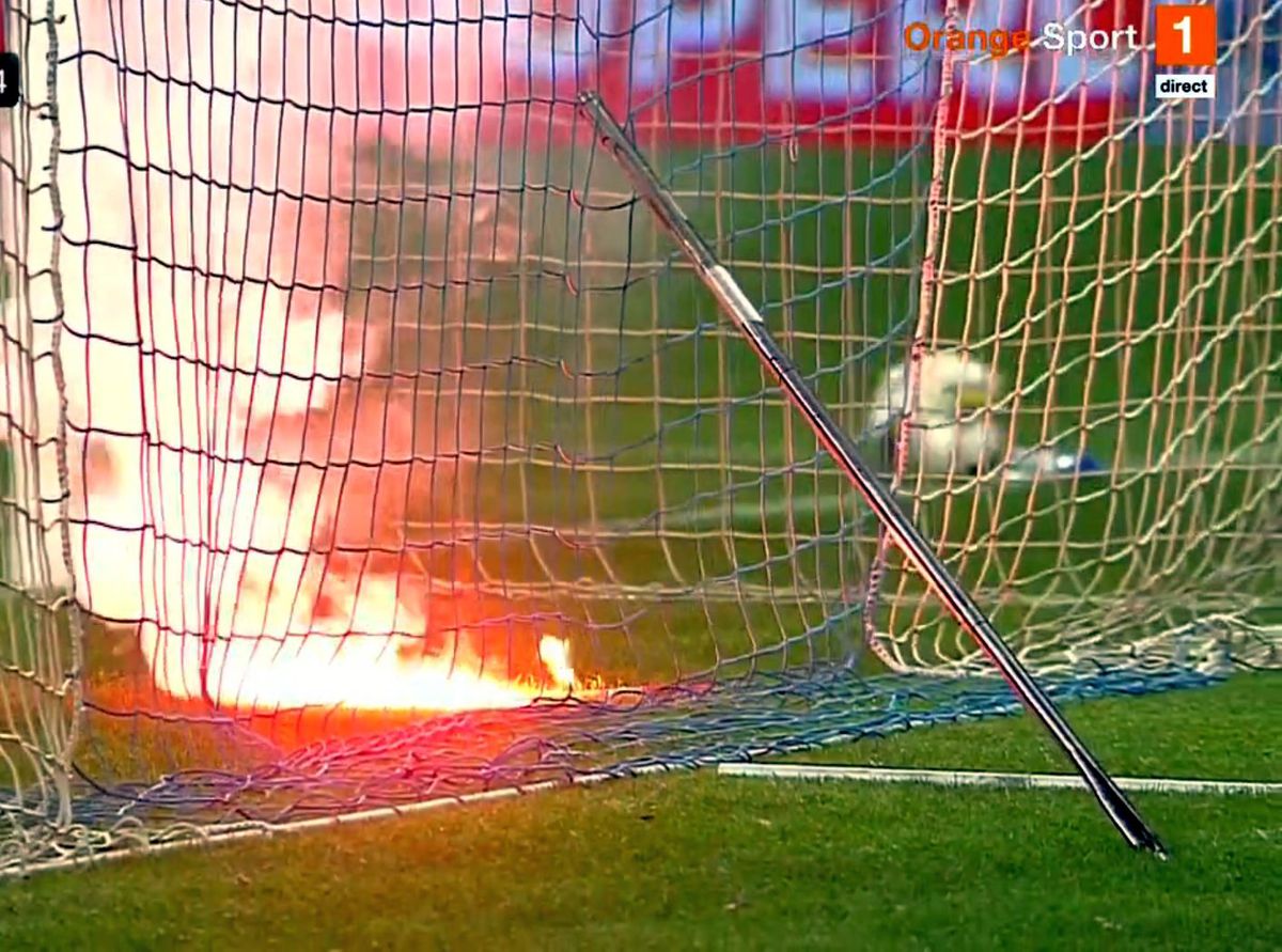 FOTO Întrerupere în FCU Craiova - CSU Craiova cauzată de torțele aruncate de fanii gazdelor