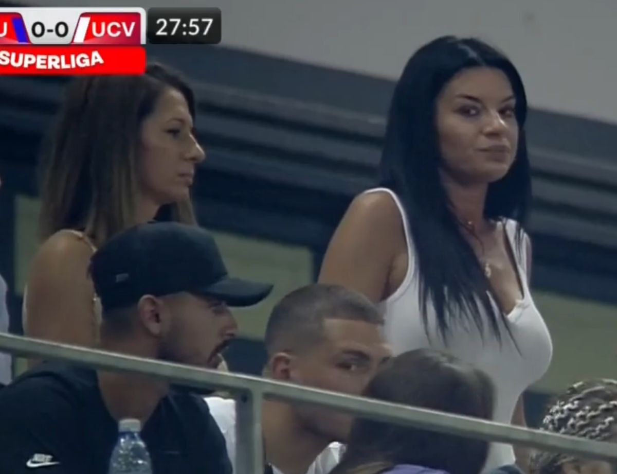 FOTO Ramona, soția lui Marius Croitoru, și sora ei, în tribune la FCU Craiova - CSU Craiova 07.08.2022