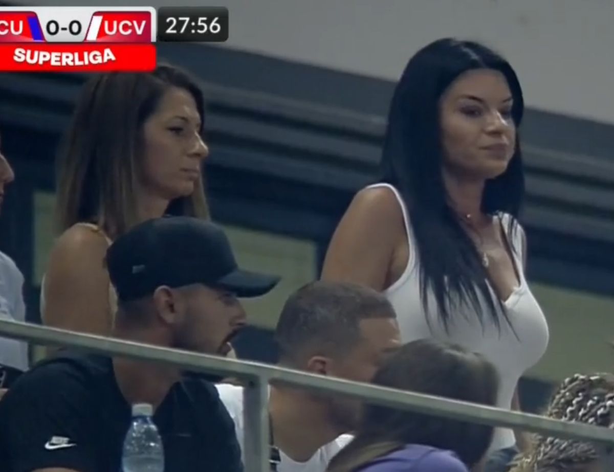 FOTO Ramona, soția lui Marius Croitoru, și sora ei, în tribune la FCU Craiova - CSU Craiova 07.08.2022