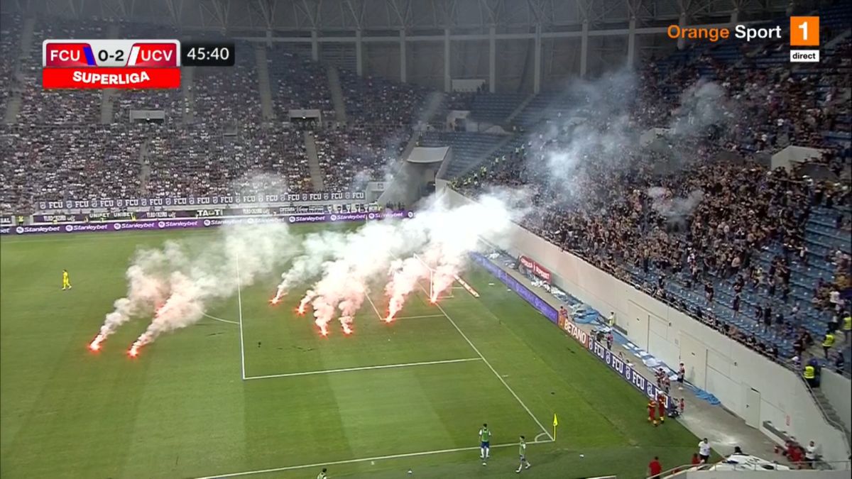 FOTO Întrerupere în FCU Craiova - CSU Craiova cauzată de torțele aruncate de fanii gazdelor