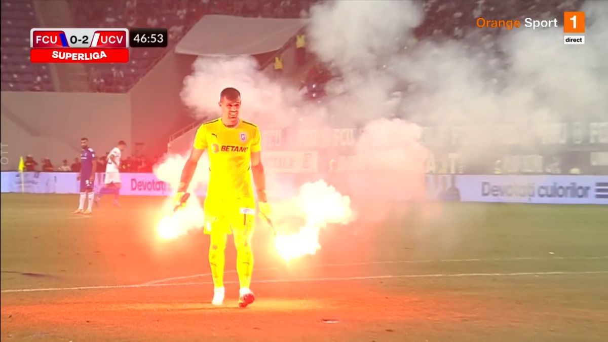 FOTO Întrerupere în FCU Craiova - CSU Craiova cauzată de torțele aruncate de fanii gazdelor