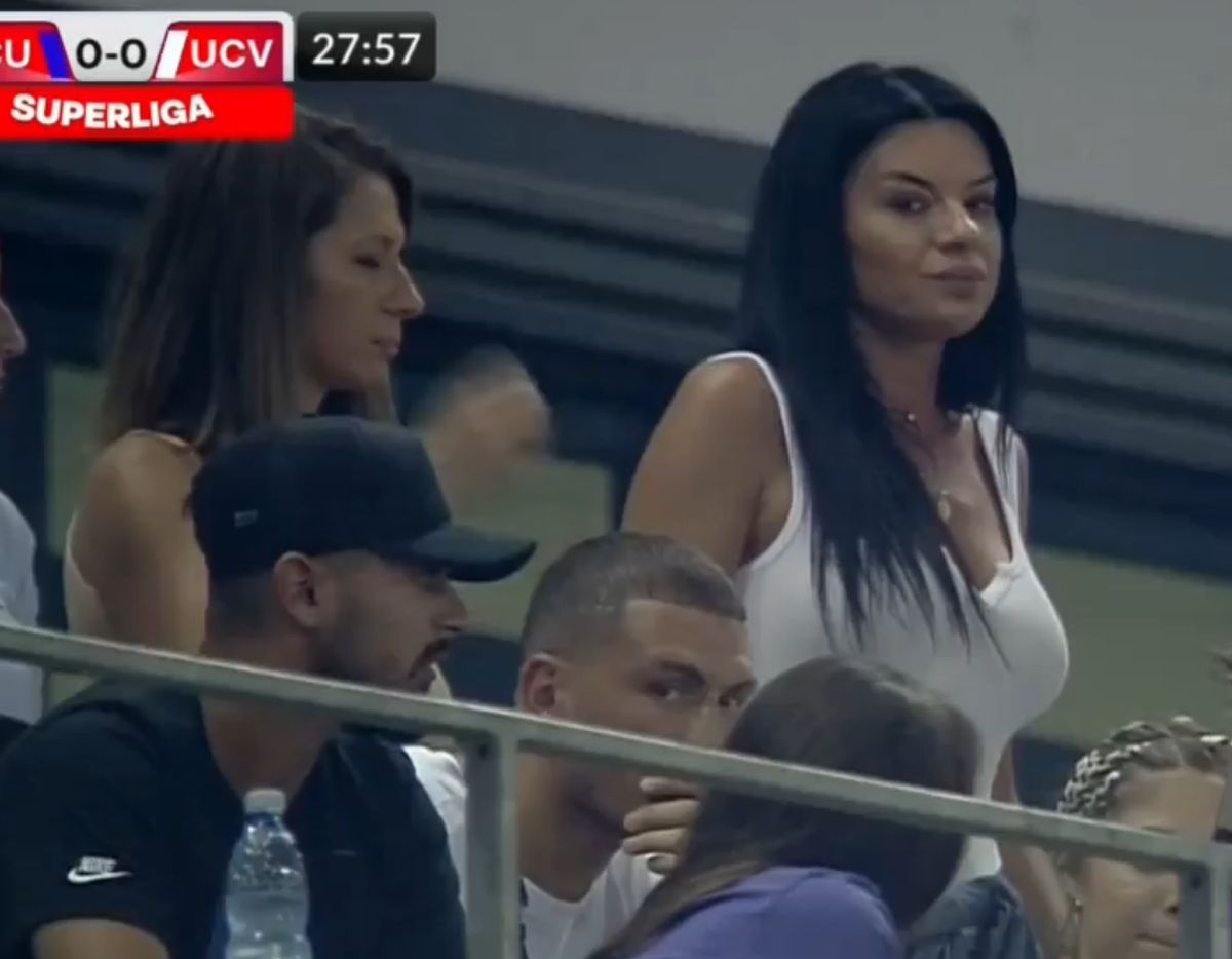 FOTO Ramona, soția lui Marius Croitoru, și sora ei, în tribune la FCU Craiova - CSU Craiova 07.08.2022