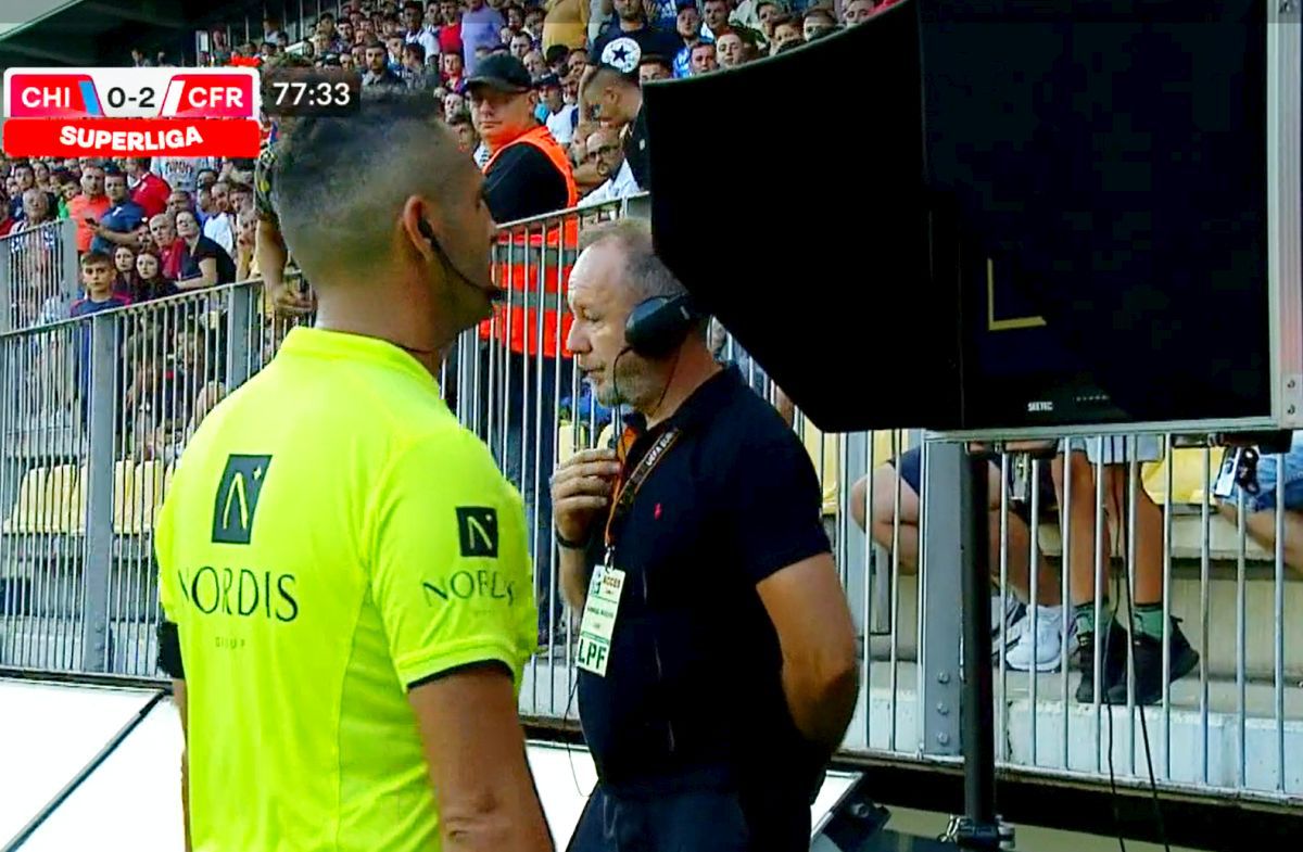 Fază bizară în Chindia - CFR Cluj » Jucătorii campioanei n-au înțeles de ce a fost eliminat Gabriel Debeljuh! Ce spune protocolul VAR
