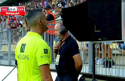Fază bizară în Chindia - CFR Cluj » Jucătorii campioanei n-au înțeles de ce a fost eliminat Gabriel Debeljuh! Ce spune protocolul VAR
