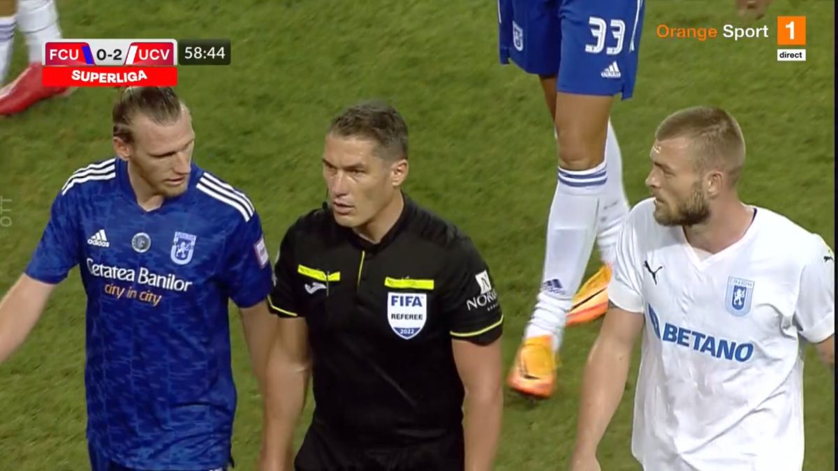 FOTO Întrerupere în FCU Craiova - CSU Craiova cauzată de torțele aruncate de fanii gazdelor