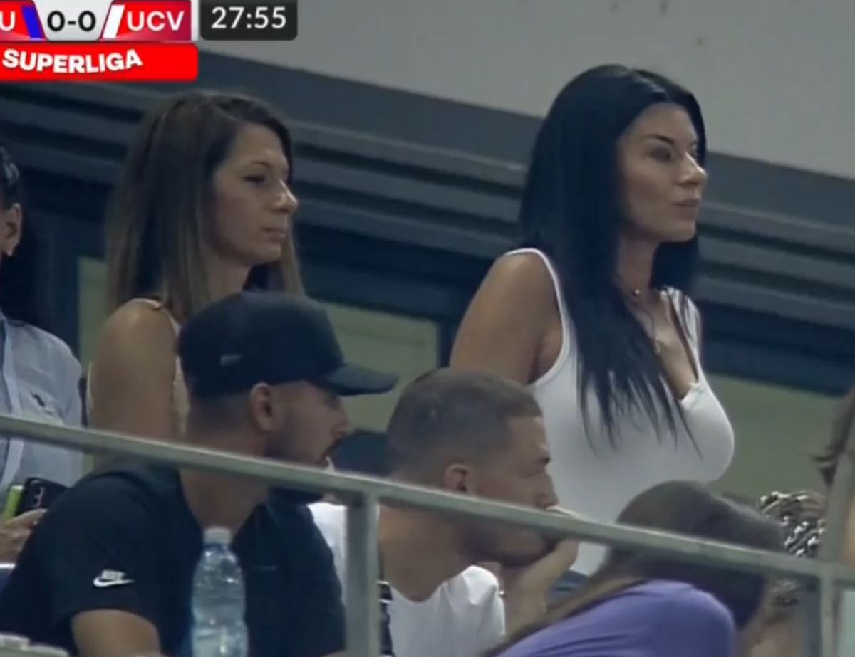 FOTO Ramona, soția lui Marius Croitoru, și sora ei, în tribune la FCU Craiova - CSU Craiova 07.08.2022