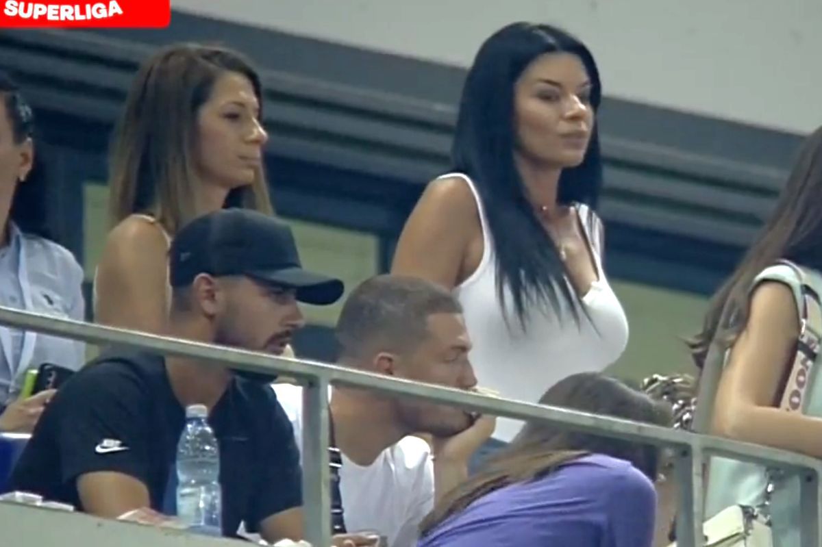 FOTO Ramona, soția lui Marius Croitoru, și sora ei, în tribune la FCU Craiova - CSU Craiova 07.08.2022