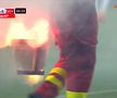 FOTO Întrerupere în FCU Craiova - CSU Craiova cauzată de torțele aruncate de fanii gazdelor