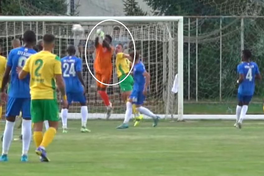 Van Iperen se lovește de umărul portarului de la Dinamo-Auto // foto: captură YouTube @ Moldfootball