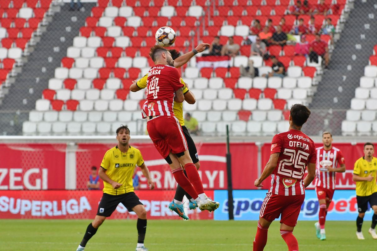 Black out total! Scene de comedie la primul gol primit de Sepsi în acest sezon » Fundașii s-au dat cap în cap și au pasat adversarilor!