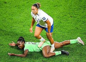 Scenă șocantă la Mondialul feminin. A călcat-o pe spate! „Dezamăgitor!” + N-au găsit poarta la primele penaltyuri!