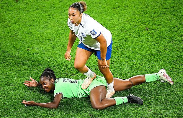Scenă șocantă la Mondialul feminin. A călcat-o pe spate! „Dezamăgitor!” + N-au găsit poarta la primele penalty-uri!