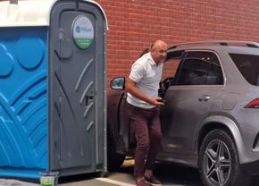 Dan Șucu a venit cu bolidul de lux la Voluntari! Imagini surprinse de GSP: boss-ul din Giulești și-a parcat mașina lângă o toaletă ecologică
