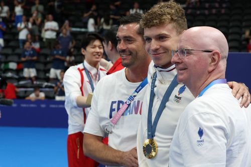 Leon Marchand (la mijloc), alături de antrenorii săi Nicolas Castel (stânga) și Bob Bowman (dreapta), după cucerirea titlului olimpic la 200 m mixt (Paris 2024) Foto: Imago Images